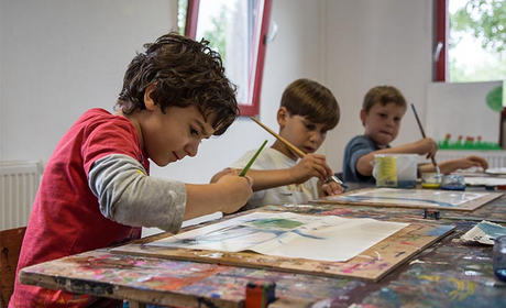 Kinder malen Bilder im Kunstunterricht der offenen Ganztagsschule (OGS) 